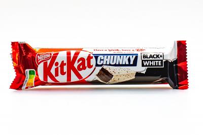 Шоколадный батончик темный и белый Kit Kat Chunky с хрустящей вафлей 42 гр